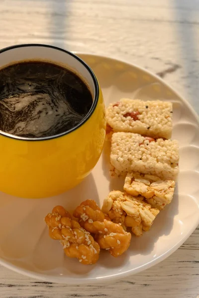 甜米片 油炸面团卷 花生脆片和一杯咖啡 — 图库照片