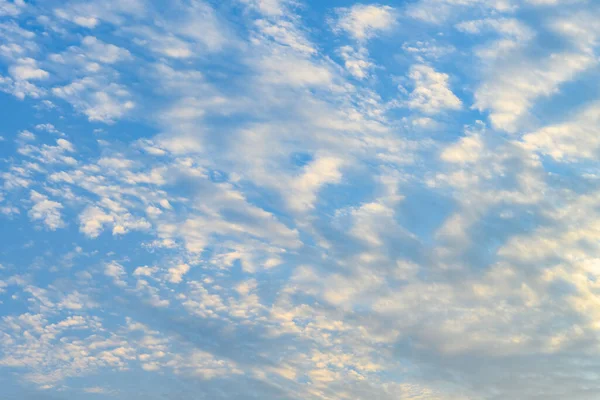 Beau Ciel Bleu Avec Des Nuages Blancs — Photo