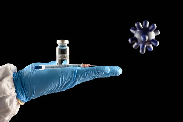 Koronavirüs Aşısı Şırıngayı Coronavirus Modelinin Önünde Tutan — Stok fotoğraf