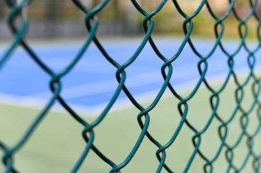 Tenis kortu tel örgülerin yatay kompozisyonu