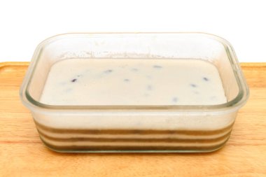 Yan görünüm ev yapımı, beyaz arka planda kırmızı fasulyeli çok katlı pasta.