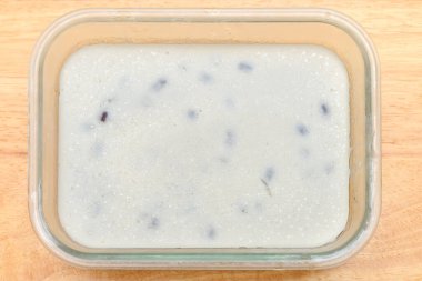 Üst görünüm ev yapımı, beyaz arka planda kırmızı fasulyeli çok katlı pasta.