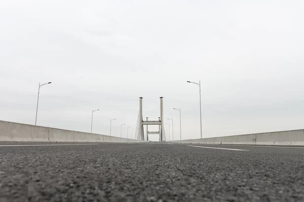 Baixo Ângulo Ponte Vazia Para Uma Estrada — Fotografia de Stock