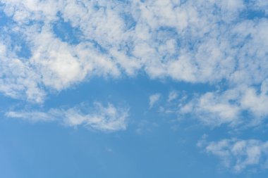 Beyaz bulutlu güzel mavi gökyüzü