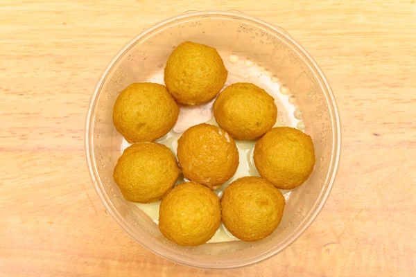 Top View Curry Smak Fisk Bollar Skål — Stockfoto