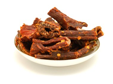 Beyaz arka planda baharatlı kurutulmuş et.