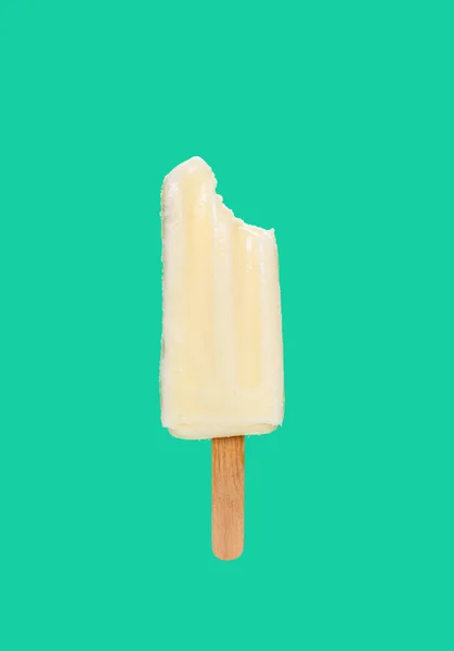 Paleta Batida Con Bocado Sobre Fondo Verde — Foto de Stock