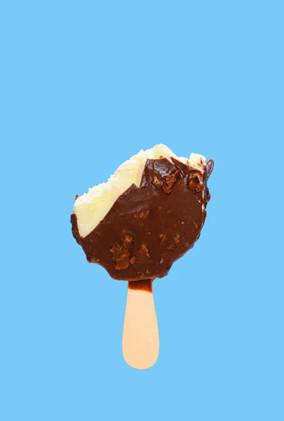 Paleta Exterior Chocolate Medio Comido Sobre Fondo Azul — Foto de Stock