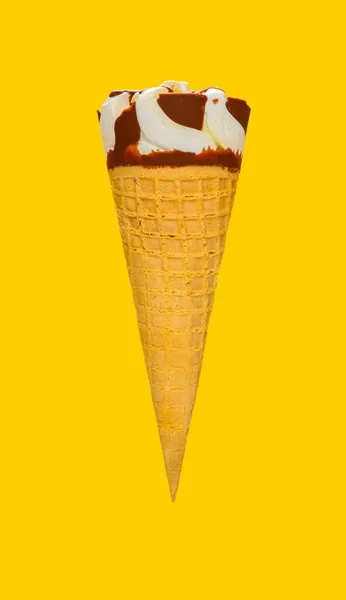 Boční Pohled Čerstvé Vanilkové Flaovr Zmrzlina Kornout Čokoládou Žlutém Pozadí — Stock fotografie