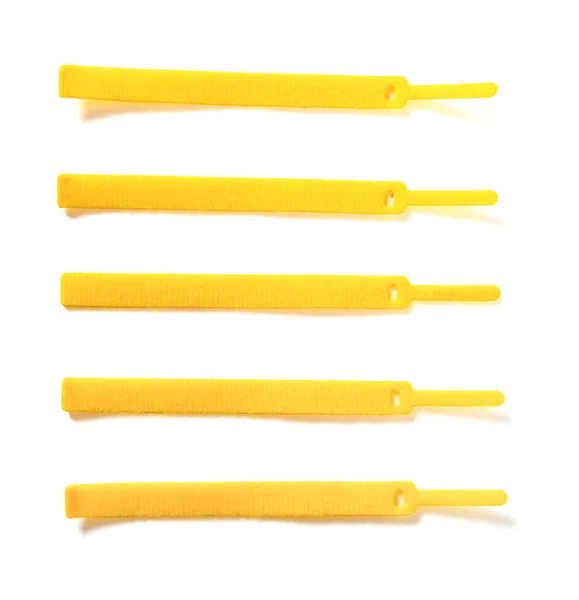 Beyaz Arkaplanda Sarı Cırt Cırt Kablo Bağları — Stok fotoğraf