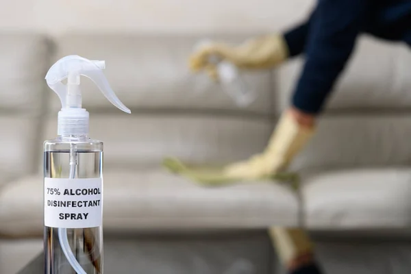Botella Por Ciento Alcohol Desinfectante Spray Con Hombre Desinfectando Limpiando — Foto de Stock