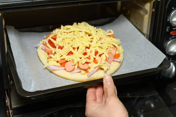 Hemmafru Sätta Hemlagad Färsk Uncook Pizza Till Ugn — Stockfoto