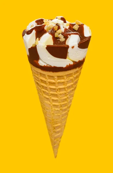Úhel Pohled Čerstvé Vanilkové Flaovr Zmrzlina Kornout Čokoládou Žlutém Pozadí — Stock fotografie