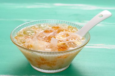 Bir kase sağlıklı şeftali sakızı, beyaz mantar ve nilüfer tohumu.