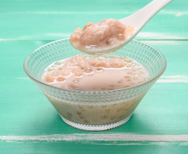 Kaşık Çin şurubu olan tatlı patates ve sagoyu çıkarıyor.