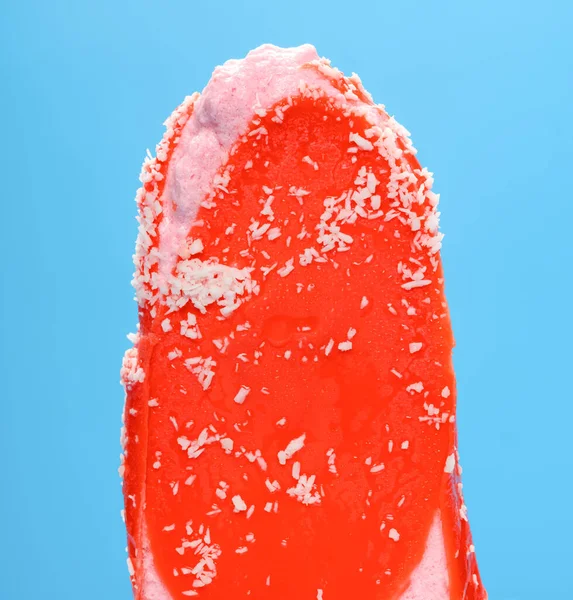 Красное Мороженое Измельченным Кокосом Таящим Синем Фоне — стоковое фото