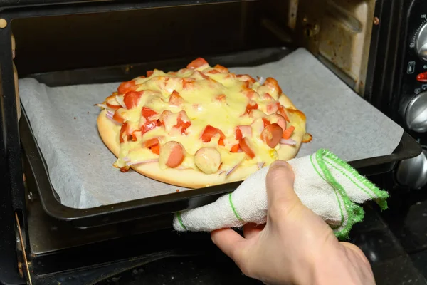 가집에서 피자를 오븐에서 꺼내는 — 스톡 사진