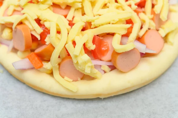 Hemlagad Färsk Uncook Pizza Närbild — Stockfoto