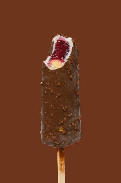 Paleta Exterior Chocolate Con Salsa Arándanos Interior Con Bocado Sobre — Foto de Stock