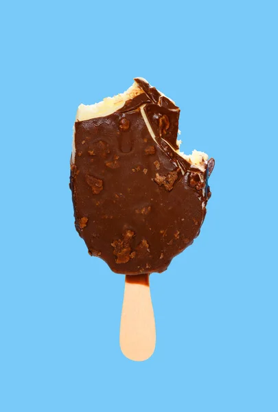 Csokoládé Külső Jégkrém Némi Harapás Kék Háttér — Stock Fotó