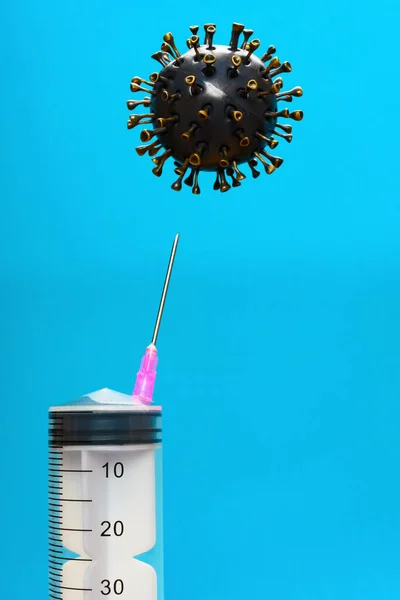 Coronavírus Com Uma Seringa Grande Apontando Para Ele Fundo — Fotografia de Stock