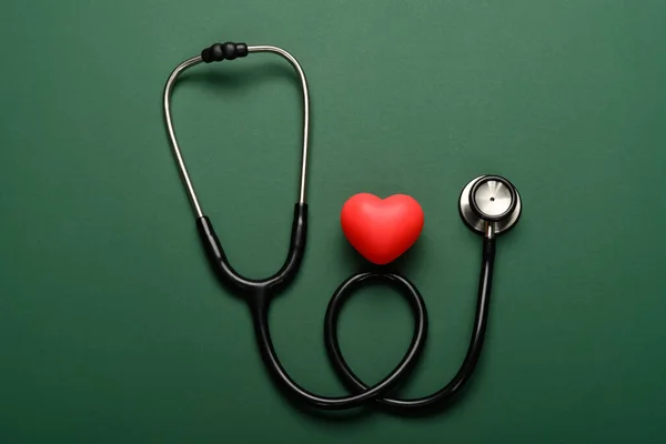 绿色背景下的心脏和听诊器 — 图库照片
