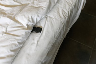 Yatağın üzerinde uzaktan kumanda