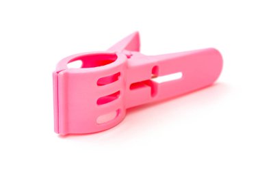 Beyaz arkaplanda pembe mandal