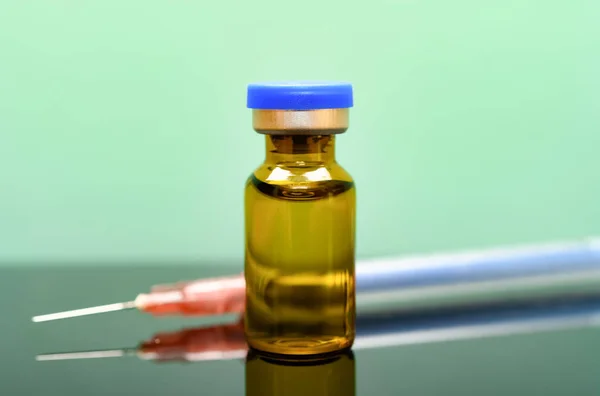 Vaccin Och Spruta Grön Bakgrund — Stockfoto