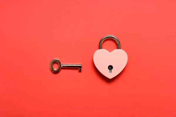 Cadenas Forme Coeur Verrouillé Avec Clé Sur Fond Rouge — Photo