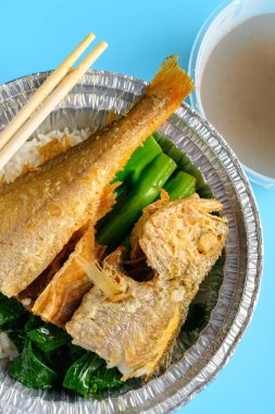 Üst görünüm larimichthys veya küçük sarı timsah fast food yatay bileşimi