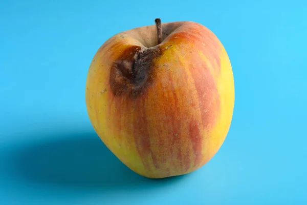 Fauler Apfel Auf Blauem Hintergrund — Stockfoto