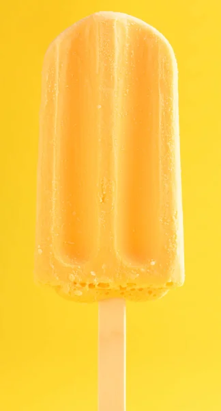 黄底芒果布丁味冰棒 — 图库照片
