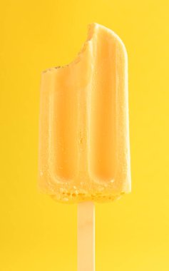 Mangolu puding aromalı buzlu dondurma.