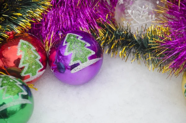 Рождественские Игрушки Снегу Крупным Планом — стоковое фото