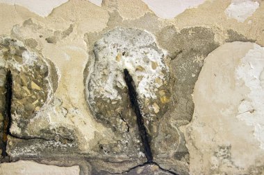 Eski ve yeni boyanmış soyut duvar dokusu. Çizikler ve çatlaklar. Hasarlı, arkaplan.