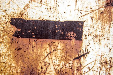 Eski boya ve pas elementleriyle demir duvar