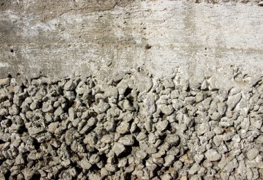 Eski beton duvar. Moloz parçalarıyla.