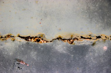 Eski boya ve pas elementleriyle demir duvar