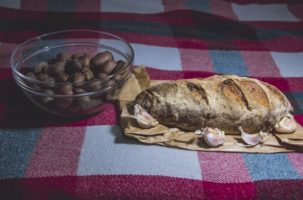 Ekmek, ekoseli fındık.