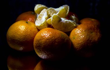 Tüm mandalina ve dilimler yakın plan..