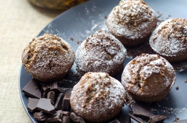 Kekler ve çikolata parçaları yakın plan..