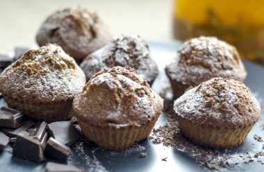 Kekler ve çikolata parçaları yakın plan..