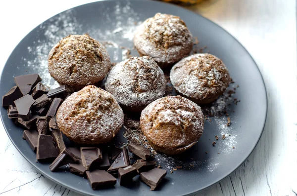 Cupcakes Und Schokoladenstücke Nahaufnahme — Stockfoto