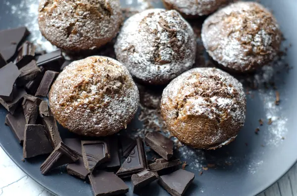 Cupcakes Und Schokoladenstücke Nahaufnahme — Stockfoto