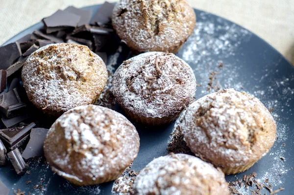 Cupcakes Und Schokoladenstücke Nahaufnahme — Stockfoto