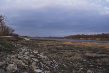 Nehirdeki güzel sonbahar manzarası.