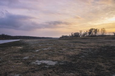 Nehirdeki güzel sonbahar manzarası.