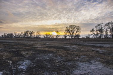 Nehirdeki güzel sonbahar manzarası.