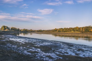 Nehir kenarındaki güzel sonbahar manzarası